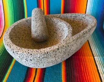 Molcajete de Piedra Negra en forma de Aguacate, Mortero y maja de dos segmentos de aguacate, Piedra Negra Volcánica de México