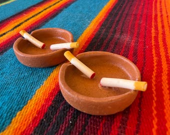 Accesorio en miniatura del Día de Muertos, Plato con dos cigarrillos, Plato tradicional de arcilla marrón con dos cigarrillos, Artículo de altar