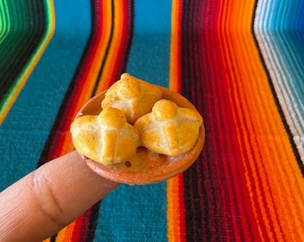 Accesorio en miniatura del Día de Muertos, Plato con Pan de Muerto, Plato tradicional de arcilla marrón con pan dulce mexicano