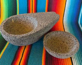Molcajete de Piedra Negra en forma de Aguacate, Mortero y maja de dos segmentos de aguacate, Piedra Negra Volcánica de México