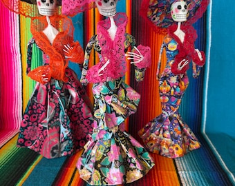 Papel Mache 12 pulgadas Catrina, Obra de arte hecha a mano del Día de Muertos, Decoración del Día de Los Muertos para Altar, la Calavera Catrina Mexicana