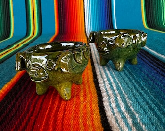 Salsero en forma de puerco, Barro Verde Mexicano, Clay Pig Salsa Dish, Green Glaze Pottery from Mexico