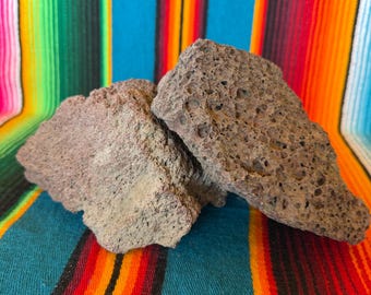 ¡Piedra volcánica mexicana natural! Trozo de piedra volcánica de México, Piedra Morada Volcánica, Piedra Ígnea Porosa de color negro púrpura.