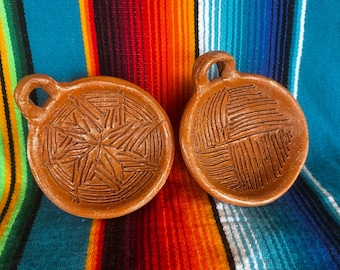 Molcajete Mexicano de Barro, Mortero Mexicano de Arcilla para Salsas, Mano de Piedra, Nuestros Tamaños Pequeños, Perfectos para Moler Especias o Salsas en Pequeñas Cantidades