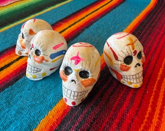 Calavera en miniatura, Calaca para ofrendas, Calavera mexicana pintada a mano en arcilla para decoración, Pieza para altar del Día de Muertos, Estilo calavera vintage