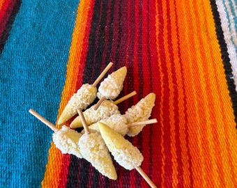 Elote mexicano hecho a mano en miniatura para altares del Día de Muertos, Elote con palo de madera Miniatura para Ofrendas, Día de Defunto, Elotero
