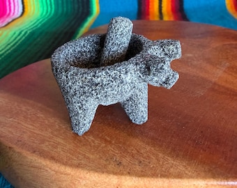 Mortero y Pestle de Piedra Volcánica en Miniatura, Extra Mini Mortero de Piedra con Mano, Piedra Volcánica de México, Molcajete Mini de Piedra Negra