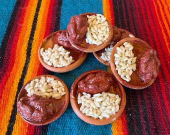 Plato en miniatura del Día de Muertos con comida, Día de Muertos Plato con Mole y Arroz, Arcilla Marrón Tradicional con Comidita Mexicana, Día de Muerto