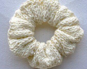 Coletero de punto liso color crema con cuentas de vidrio