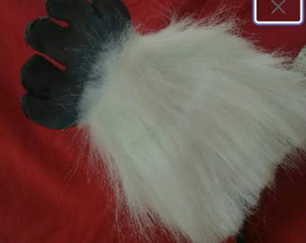 マッターホルンの耳には雪男の腕、もう片方の耳には乗り物の列、真ん中には洞窟とミニ雪男が光っています。