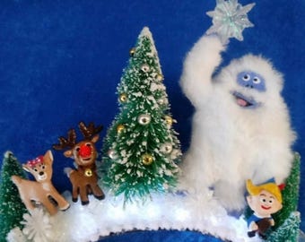 赤鼻のトナカイ、ルドルフとその仲間たちの耳、バンブル、ハービー、クラリスの耳が光ります。
