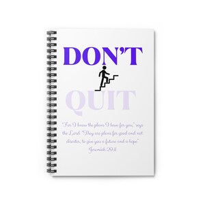 Può includere: Quaderno a spirale bianco con le parole "DON'T QUIT" in viola e un omino che sale le scale. Il testo "Poiché io so i pensieri che ho per voi", dice il Signore. Geremia 29:11.