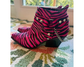 Botines Jessica Simpson rosa fucsia y negro con estampado de cebra y tachuelas