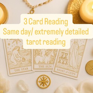 Può includere: Una composizione di carte dei tarocchi, cristalli, candele e una moneta d'oro. Le carte presentano illustrazioni e testo, con le parole "3 Card Reading" e "Same day/ extremely detailed tarot reading" nell'immagine.