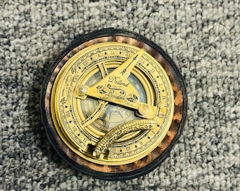 ヴィンテージスタイルの真鍮製日時計コンパス - Dollond London 1920 - ハンドメイドのアンティーク仕上げ、レザーケース付き。
