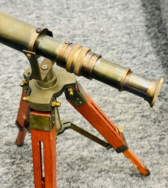 航海ヴィンテージとアンティークスタイルの装飾的な真鍮製の望遠鏡