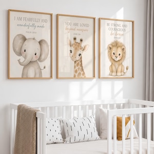 Puede incluir: Tres cuadros de pared con ilustraciones en acuarela de un bebé elefante, una jirafa y un león. Cada lámina incluye texto inspirador: I AM FEARFULLY AND WONDERFULLY MADE, YOU ARE LOVED beyond measure y BE STRONG AND COURAGEOUS be brave.