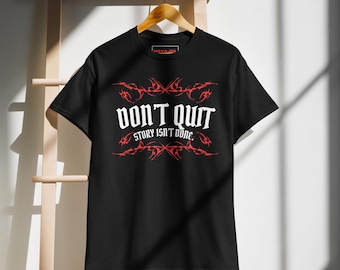 Koszulka „Don’t Quit Story Isn’t Done” | Koszulka z grafiką motywacyjną | Koszulka w stylu streetwear