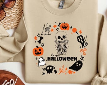 Könnte beinhalten: Beiges Sweatshirt mit Rundhalsausschnitt und Halloween-Motiv. Das Design zeigt ein Skelett, Kürbisse, Geister und die Worte "Happy Halloween" in Schwarz. Das Sweatshirt hat lange Ärmel und einen gerippten Kragen.
