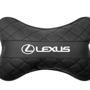 Puede incluir: Reposacabezas negro para coche con un patrón acolchado y el logotipo de Lexus en blanco. La almohada tiene un diseño curvado para soporte del cuello. El reposacabezas está hecho de un material suave y perforado.
