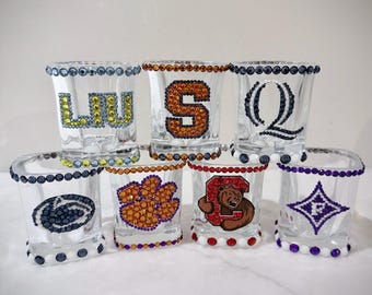 Borrelglaasjes met verblind collegelogo