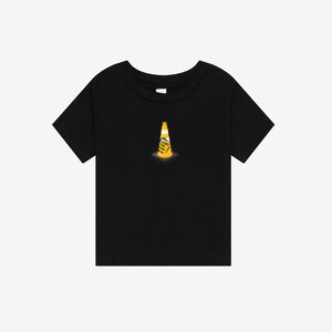 K&ouml;nnte beinhalten: Ein schwarzes T-Shirt mit kurzen &Auml;rmeln und einer kleinen, mittig platzierten Grafik eines orangefarbenen Verkehrskegels. Der Kegel hat einen wei&szlig;en horizontalen Streifen und ein gelbes Etikett mit dem schwarzen Text HOIST THE CONE.