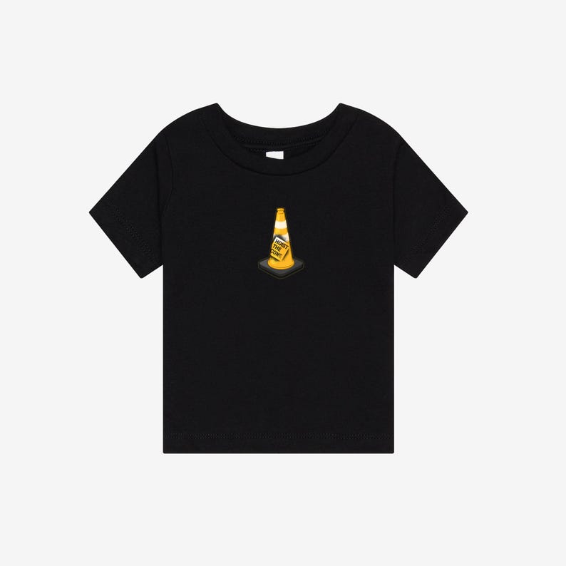 K&ouml;nnte beinhalten: Ein schwarzes T-Shirt mit kurzen &Auml;rmeln und einer kleinen, mittig platzierten Grafik eines orangefarbenen Verkehrskegels. Der Kegel hat einen wei&szlig;en horizontalen Streifen und ein gelbes Etikett mit dem schwarzen Text HOIST THE CONE.