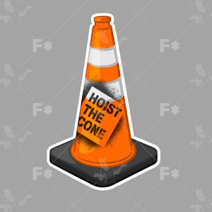 K&ouml;nnte beinhalten: Ein leuchtend orangefarbener Verkehrskegel mit quadratischem schwarzem Fu&szlig; und einem wei&szlig;en Reflexstreifen. An der Vorderseite des Kegels ist ein rechteckiges Schild befestigt, das den schwarzen Text HOIST THE CONE in fetter, abgenutzter Schrift zeigt.
