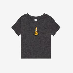 K&ouml;nnte beinhalten: Ein anthrazitfarbenes Kurzarm-T-Shirt mit einer kleinen Grafik eines orange-wei&szlig;en Verkehrskegels, der mittig auf der Brust platziert ist. Der Kegel hat einen schwarzen Sockel und tr&auml;gt den schwarzen Schriftzug HOIST THE CONE auf der orangefarbenen Fl&auml;che.