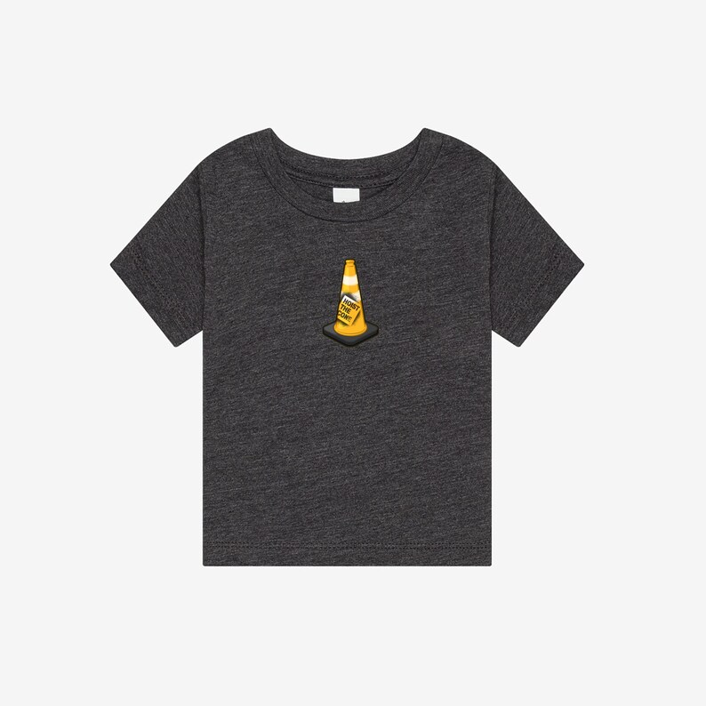 K&ouml;nnte beinhalten: Ein anthrazitfarbenes Kurzarm-T-Shirt mit einer kleinen Grafik eines orange-wei&szlig;en Verkehrskegels, der mittig auf der Brust platziert ist. Der Kegel hat einen schwarzen Sockel und tr&auml;gt den schwarzen Schriftzug HOIST THE CONE auf der orangefarbenen Fl&auml;che.