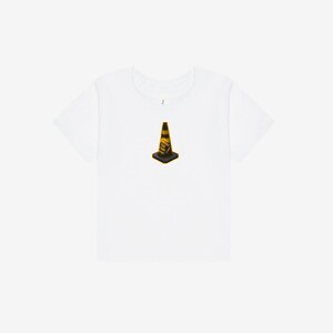K&ouml;nnte beinhalten: Ein wei&szlig;es T-Shirt mit kurzen &Auml;rmeln und einer mittigen Grafik eines gelb-schwarzen Verkehrskegels. Die Kegelgrafik enth&auml;lt den Text 'TRUST THE CONE' in schwarzen Buchstaben an der Seite. Das T-Shirt hat einen klassischen Rundhalsausschnitt.