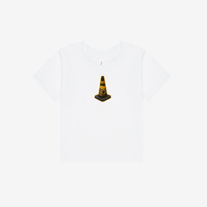 K&ouml;nnte beinhalten: Ein wei&szlig;es T-Shirt mit kurzen &Auml;rmeln und einer mittigen Grafik eines gelb-schwarzen Verkehrskegels. Die Kegelgrafik enth&auml;lt den Text 'TRUST THE CONE' in schwarzen Buchstaben an der Seite. Das T-Shirt hat einen klassischen Rundhalsausschnitt.