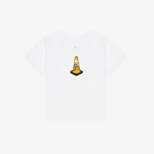 K&ouml;nnte beinhalten: Ein wei&szlig;es T-Shirt mit kurzen &Auml;rmeln und einer kleinen Grafik in der Mitte. Die Grafik zeigt einen orange-wei&szlig;en Verkehrskegel mit schwarzem Fu&szlig;. Der Text "HOIST THE CONE" ist in schwarzen Buchstaben auf dem Verkehrskegel aufgedruckt.