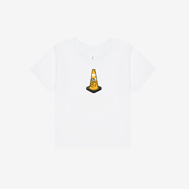 K&ouml;nnte beinhalten: Ein wei&szlig;es T-Shirt mit kurzen &Auml;rmeln und einer kleinen Grafik in der Mitte. Die Grafik zeigt einen orange-wei&szlig;en Verkehrskegel mit schwarzem Fu&szlig;. Der Text "HOIST THE CONE" ist in schwarzen Buchstaben auf dem Verkehrskegel aufgedruckt.