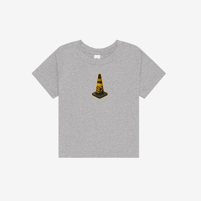 K&ouml;nnte beinhalten: Ein graues, meliertes Kurzarm-T-Shirt mit einer mittigen Grafik eines gelb-schwarzen Verkehrskegels. Der Kegel tr&auml;gt den schwarzen Schriftzug "TRUST THE CONE" an der Seite. Das T-Shirt hat einen Rundhalsausschnitt und eine normale Passform.
