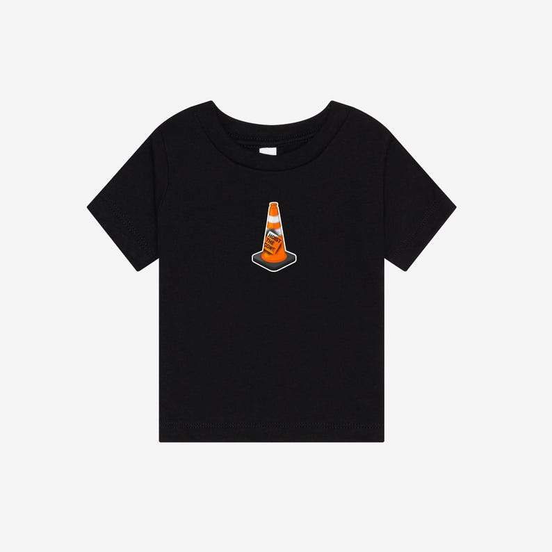K&ouml;nnte beinhalten: Ein schwarzes T-Shirt mit kurzen &Auml;rmeln und einer mittigen Grafik eines orange-wei&szlig;en Verkehrskegels. Der Kegel hat ein kleines rechteckiges Etikett auf der Vorderseite mit dem Text "HOIST THE CONE" in schwarzen Buchstaben auf orangefarbenem Grund.