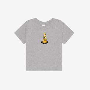 K&ouml;nnte beinhalten: Ein graumeliertes Kurzarm-T-Shirt mit einer mittigen Grafik eines orange-wei&szlig;en Verkehrskegels mit schwarzem Fu&szlig;. Auf der Seite des Kegels befindet sich der schwarze Schriftzug "HOIST THE CONE", der oberhalb des schwarzen Fu&szlig;es platziert ist.