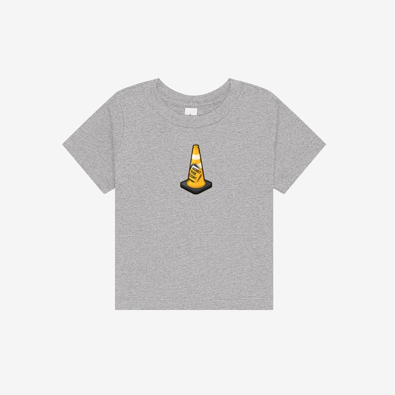 K&ouml;nnte beinhalten: Ein graumeliertes Kurzarm-T-Shirt mit einer mittigen Grafik eines orange-wei&szlig;en Verkehrskegels mit schwarzem Fu&szlig;. Auf der Seite des Kegels befindet sich der schwarze Schriftzug "HOIST THE CONE", der oberhalb des schwarzen Fu&szlig;es platziert ist.