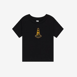 K&ouml;nnte beinhalten: Ein schwarzes T-Shirt mit kurzen &Auml;rmeln und einer kleinen, mittig platzierten Grafik eines gelb-schwarzen Verkehrskegels. Die Kegelgrafik enth&auml;lt den Text 'HOIST THE CONE', der in kleinen Gro&szlig;buchstaben auf der Vorderseite aufgedruckt ist.