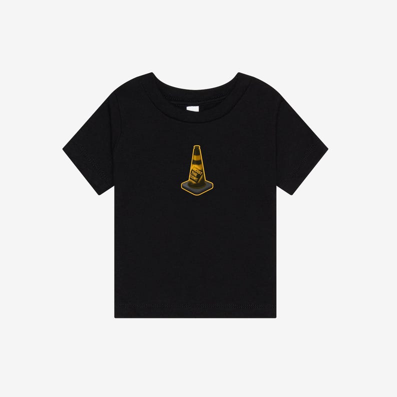 K&ouml;nnte beinhalten: Ein schwarzes T-Shirt mit kurzen &Auml;rmeln und einer kleinen, mittig platzierten Grafik eines gelb-schwarzen Verkehrskegels. Die Kegelgrafik enth&auml;lt den Text 'HOIST THE CONE', der in kleinen Gro&szlig;buchstaben auf der Vorderseite aufgedruckt ist.