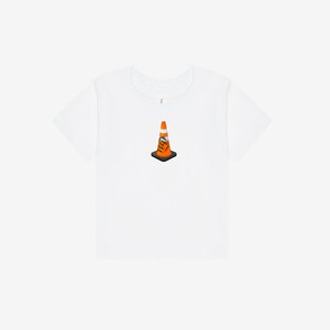 K&ouml;nnte beinhalten: Ein wei&szlig;es T-Shirt mit kurzen &Auml;rmeln und einer mittigen Grafik eines orange-wei&szlig;en Verkehrskegels mit schwarzem Fu&szlig;. Am Kegel ist ein kleines rechteckiges Schild mit der Aufschrift HOIST THE CONE in schwarzen Gro&szlig;buchstaben angebracht.