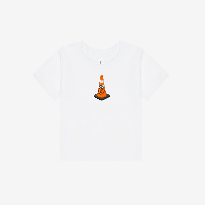 K&ouml;nnte beinhalten: Ein wei&szlig;es T-Shirt mit kurzen &Auml;rmeln und einer mittigen Grafik eines orange-wei&szlig;en Verkehrskegels mit schwarzem Fu&szlig;. Am Kegel ist ein kleines rechteckiges Schild mit der Aufschrift HOIST THE CONE in schwarzen Gro&szlig;buchstaben angebracht.