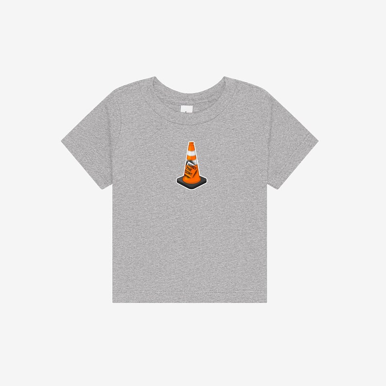 K&ouml;nnte beinhalten: Ein graumeliertes Kurzarm-T-Shirt mit einer mittigen Grafik eines orange-wei&szlig;en Verkehrskegels auf einem schwarzen Sockel. Am Kegel befindet sich ein kleines rechteckiges Schild mit der Aufschrift "HONK THE CONE" in schwarzen Buchstaben.