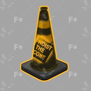 K&ouml;nnte beinhalten: Ein Pylonen-Aufkleber in Schwarz und Gelb. Der Pylon zeigt auf der Vorderseite ein quadratisches Grafikfeld mit dem Text HOIST THE CONE in fetten gelben Buchstaben. Das Design hat eine dicke gelbe Umrandung und einen quadratischen Sockel.
