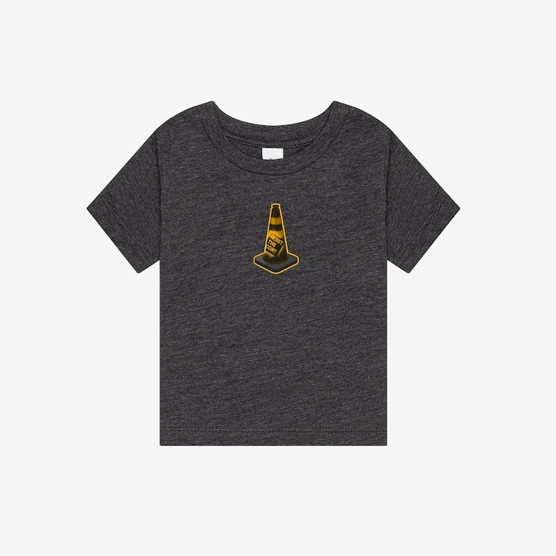 K&ouml;nnte beinhalten: Ein dunkel anthrazitfarbenes Kurzarm-T-Shirt mit einer kleinen, zentrierten Grafik eines gelb-schwarzen Verkehrskegels. Die Kegelgrafik enth&auml;lt den Text "TRUST THE CONE", der in kleinen, gut lesbaren Buchstaben auf der Vorderseite aufgedruckt ist.