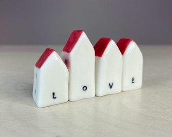 Set of 4 ceramic miniature houses with the letters LOVE and red roofs ornament