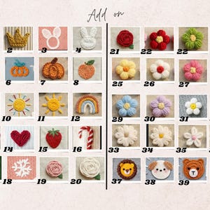 Könnte beinhalten: Eine Sammlung farbenfroher, gehäkelter Applikationen in verschiedenen Formen, darunter Blumen, Früchte, Tiere und Designs zum Thema Feiertage. Die Applikationen sind in Rot-, Orange-, Gelb-, Grün- und Blautönen gehalten. Das Wort "Add on" steht oben.