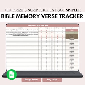 Könnte beinhalten: Ein digitaler Tracker für Bibelverse auf einem Laptop-Bildschirm. Die Tabelle enthält Spalten für den Vers-Text, fünf Übungsversuche und den Status. Der Text lautet MEMORIZING SCRIPTURE JUST GOT SIMPLER und BIBLE MEMORY VERSE TRACKER.