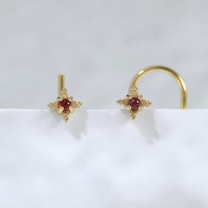 Orecchino per il naso in argento sterling con motivo floreale e granato / Piercing per narice a forma di L placcato oro 14 carati / Anello per il naso a forma di S / Gioiello per il naso a vite con motivo floreale 20g