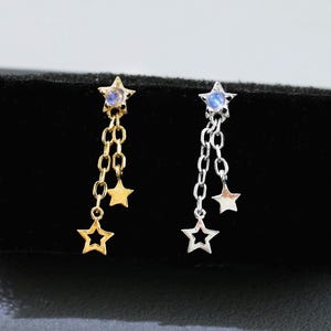 Kolczyki z łańcuszkiem Moosntone Star Dangle Chain | Srebrny sztyft Celestial | Płaskie zapięcie na chrząstkę pokryte 14-karatowym złotem | Podwójny łańcuszek z uchem i spiralą